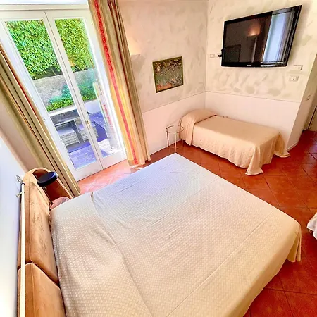 Caroline Hotel 4*